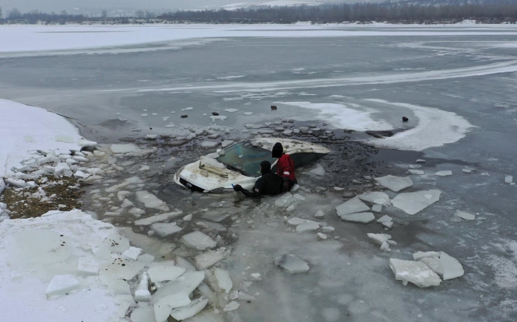 Speciális mentők találták rá a Duna jege alatt az eltűnt férfira