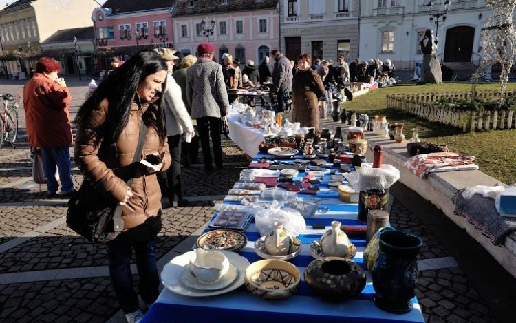 Ismét régiség- és értékvásár a Széchenyi téren