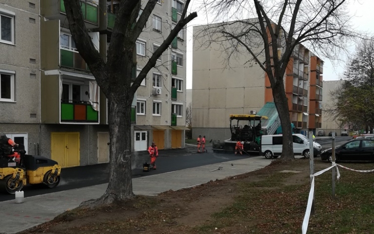 Utolsó fázisában a Móricz lakótelepi parkolófelújítás - FOTÓK