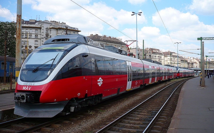 Ilyen új vonatok jöhetnek Esztergomba is – érkeznek az elsők