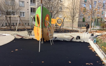 Készül a gumiborítás a Móricz-Budai játszótéren, folytatódik a járdafelújítás