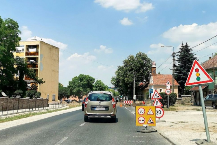 Valami történik a Terézia út, Dobogókői út, Petőfi Sándor utca kereszteződésében
