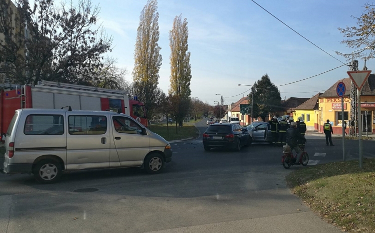 Újabb baleset a Petőfi-Terézia-Dobogókői út kereszteződésben