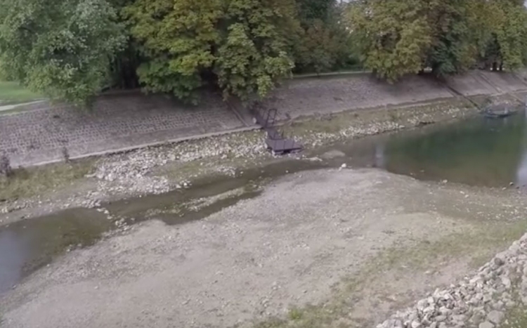Száraz lábbal átkelhető a Kis-Duna - Látványos légi videó!