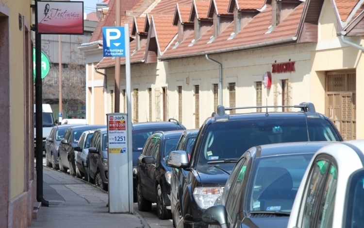 Már ingyenes a parkolás Esztergomban