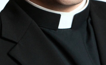 „Erotikus jellegű, túlzott bizalmaskodás” miatt eltiltottak egy papot