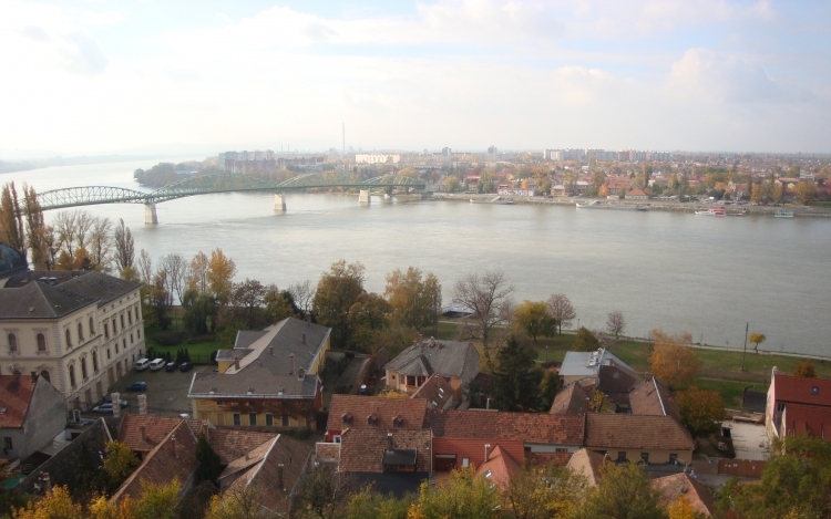 Dunába akart ugrani a hídról egy férfi Esztergomban - Öngyilkos akart lenni
