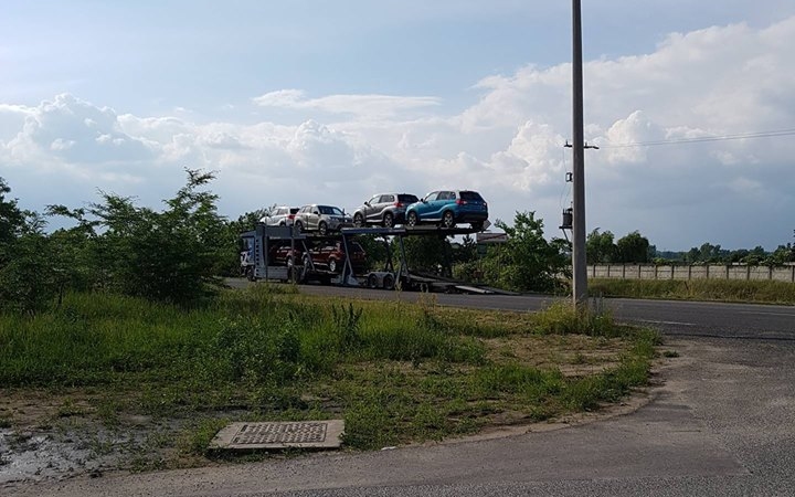 Autókat szállító kamion okoz fennakadást a Táti úton