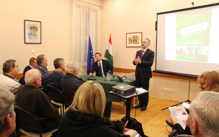 Kiemelkedően teljesít a magyar agrárium - Államtitkári tájékoztató Esztergomban