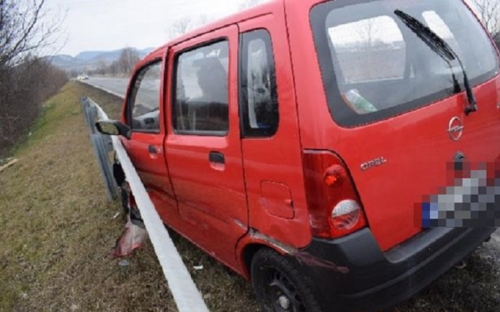 A szembe sáv szalagkorlátjának csapódott egy nő