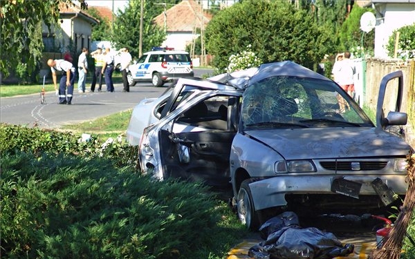 Villanyoszlopnak ütközött egy autó a szabolcsi Tyukodon