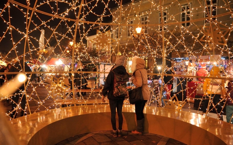 Karácsonyi díszbe öltözött téren vár az év utolsó értékvására