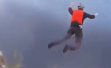 340 méterről, ejtőernyő nélkül, túlélte a zuhanást (VIDEÓ)