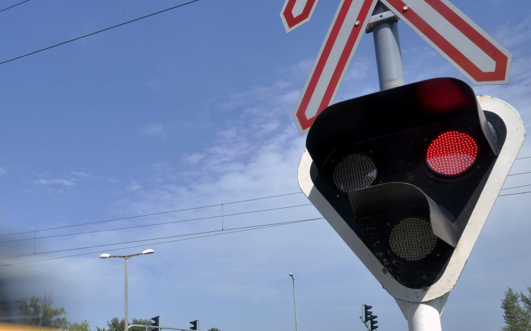 Nem működtek a lámpák, nem sokon múlott a tömegszerencsétlenség a kertvárosi vasúti átjáróban