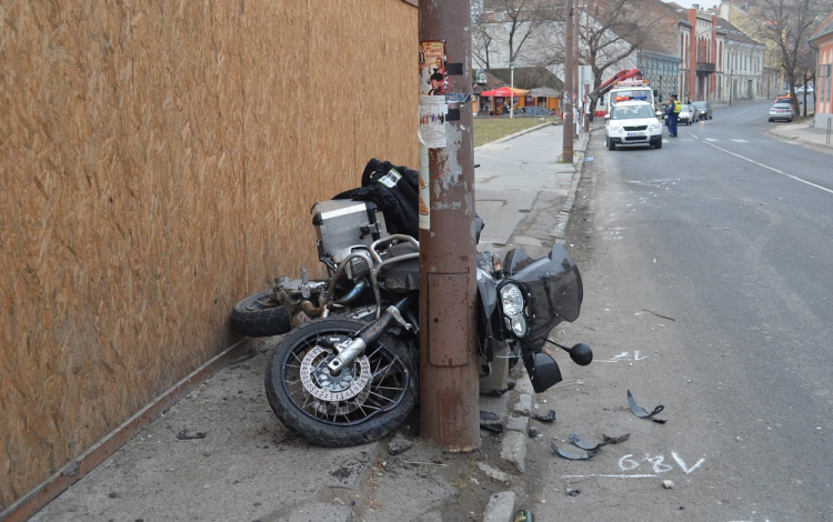 Súlyos motorbaleset Esztergomban – mentőhelikopter is érkezett - VIDEÓ