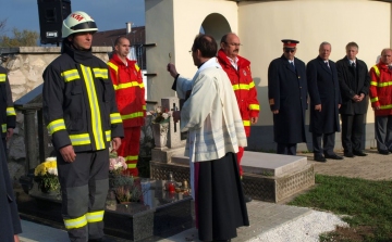 Felavatták a hős esztergomi tűzoltó síremlékét Dorogon