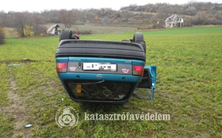 Súlyos sérülésekkel emelték ki a roncsból Bajnánál