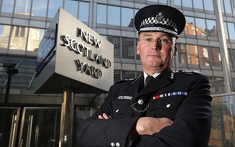 Terrorfigyelmeztetés terjed Londonban, a Scotland Yard cáfol