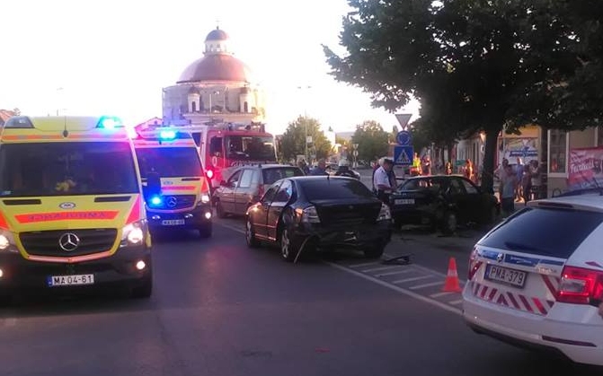 Három autó ütközött a Kossuth utcán - FOTÓK