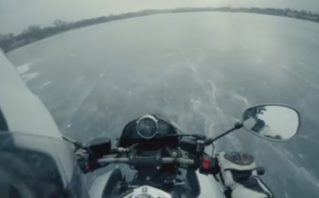 Ilyen a Pala jegén a motoros száguldás belülről - Fejkamerás videó