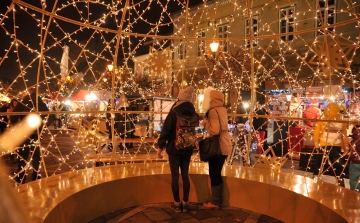 Karácsonyi díszbe öltözött téren vár az év utolsó értékvására