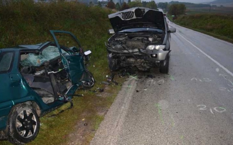 Frontális balesetet okozott a gondatlan táti autós