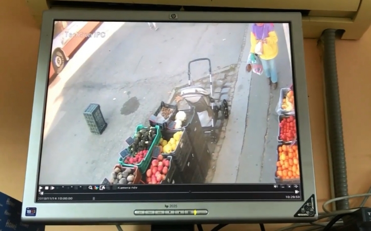 Fényes nappal gyerektől lopott ételt Esztergomban – VIDEÓN az eset!