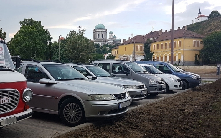 Hétfőtől újra fizetős a parkolás Esztergomban!