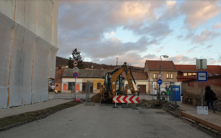 Folytatódik a Simor utcában a felújítás