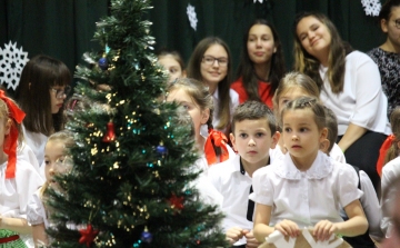 Tündéri karácsonyi műsort adtak a Babits iskola diákjai – FOTÓK