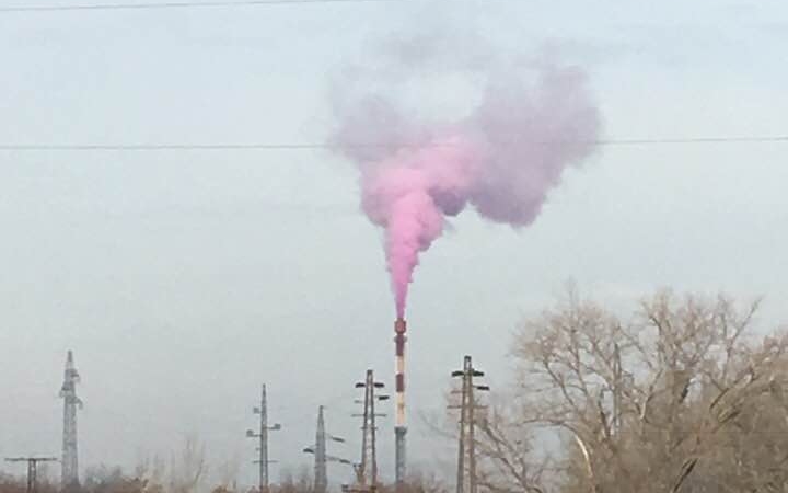 Megvan mi okozhatta az égető rózsaszín füstjét