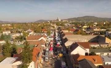 Ilyen volt a Simon-Júda napi vásár felülről – Légi videó