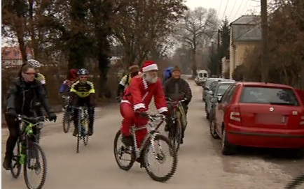 Biciklivel járta be Esztergomot a Mikulás - VIDEÓ