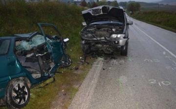Frontális balesetet okozott a gondatlan táti autós