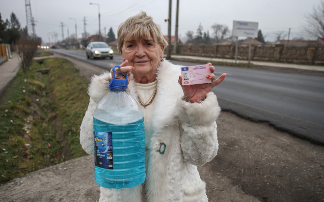 Csak ablakmosó és üres vodkásüvegek - Tagadja ittasságát a forgalomban szemben autózó néni