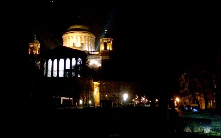 Újra teljes pompájában ragyog esténként a Bazilika