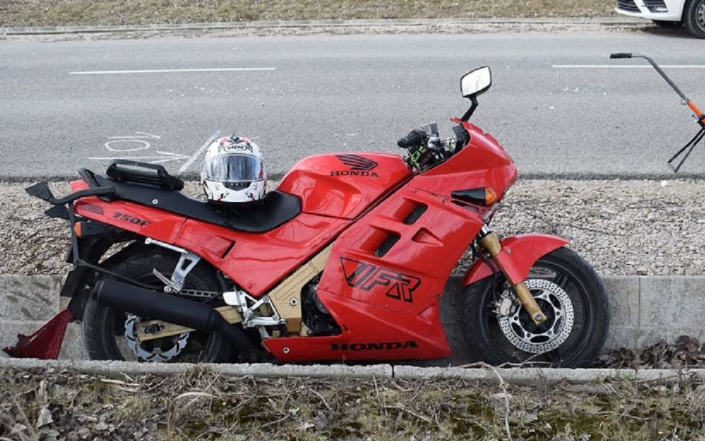 Kidöntött egy táblát, majd az árokba esett egy motoros Bajnán