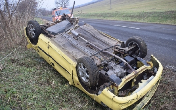 Baleset baleset hátán Esztergom térségében – Két kocsi is felborult