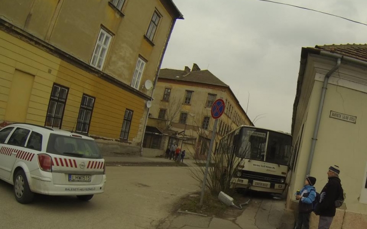 Háznak ütközött egy busz Esztergomban