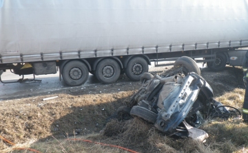 Halálos baleset - Kamion és kocsi ütközött a 10-esen