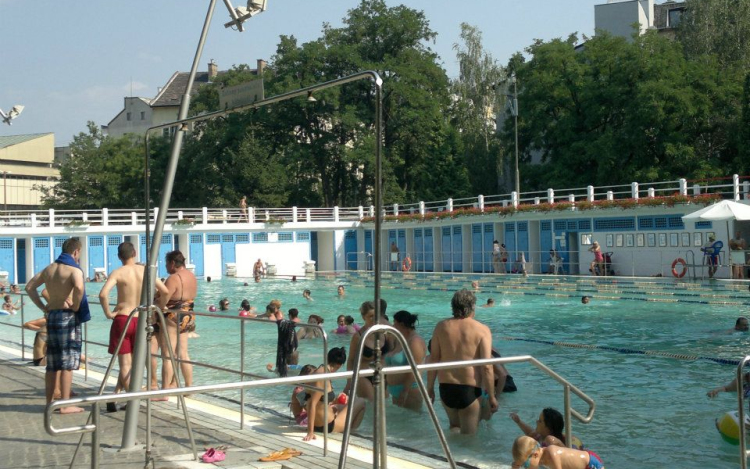 Itt a hőség, már buborék nélkül vár a strand