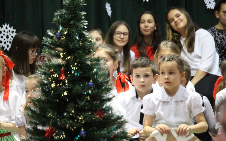 Tündéri karácsonyi műsort adtak a Babits iskola diákjai – FOTÓK