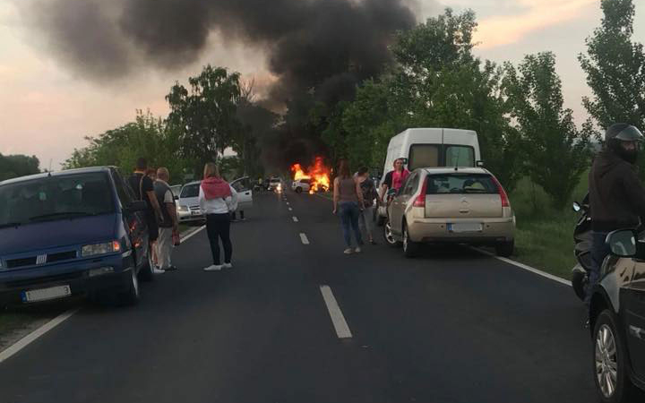 Óriási lángokkal égett egy fának ütközött autó a Táti úton