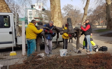 Visszakerültek a gyerekek az Aradi téri játszótérre – folytatódik a szobor felújítási program