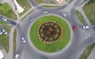 Ilyenek a virágos körfogalmak felülről Esztergomban - VIDEÓK