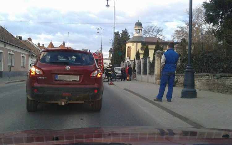 Villanyoszlopnak csapódott egy autó a Petőfi úton
