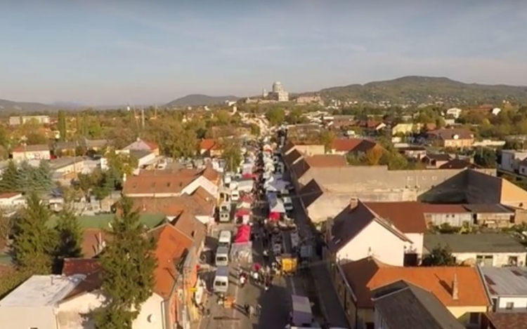 Ilyen volt a Simon-Júda napi vásár felülről – Légi videó