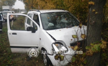 Fának ütközött egy autó Esztergomban
