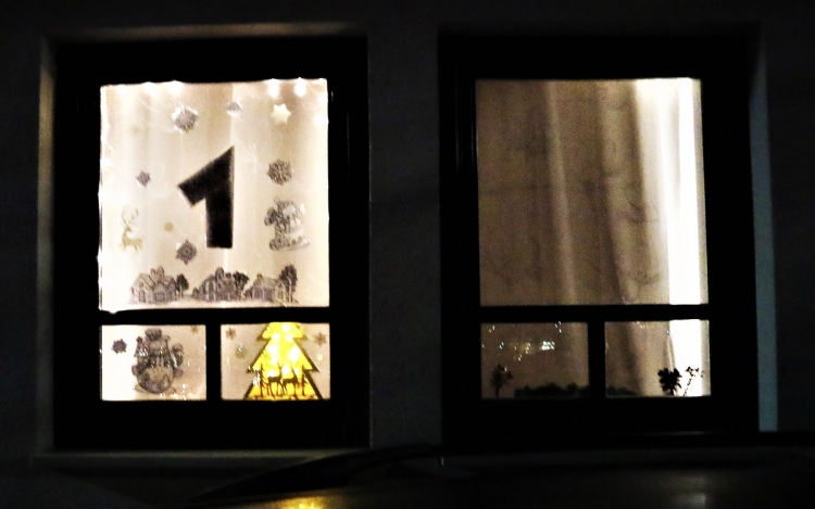 Ismét kigyúltak az ünnepi fények a Szent Tamás-hegyi ablakokban