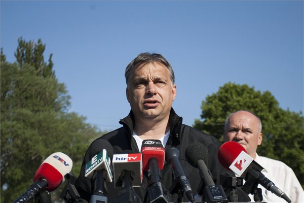 Orbán Viktor miniszterelnök Esztergomban - árvíz